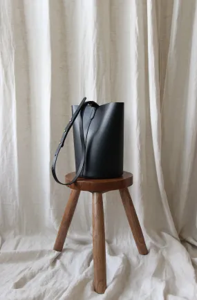 Round leather bucket bag black